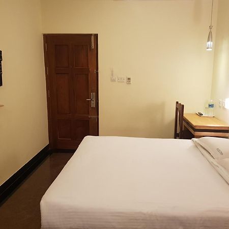 P R Pride Inn 蓬蒂切里 外观 照片