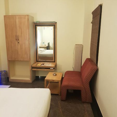 P R Pride Inn 蓬蒂切里 外观 照片