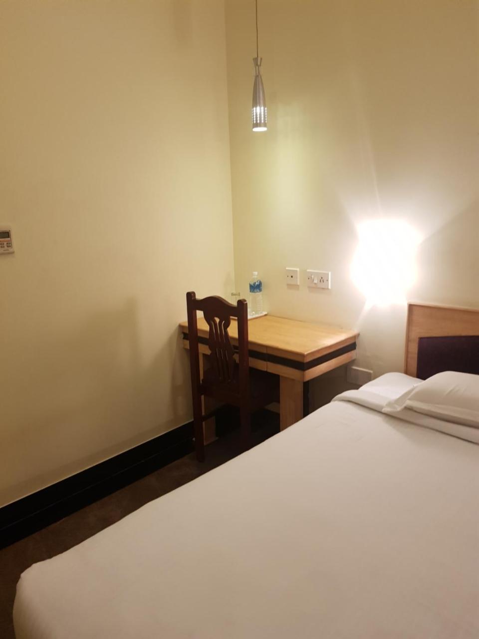 P R Pride Inn 蓬蒂切里 外观 照片