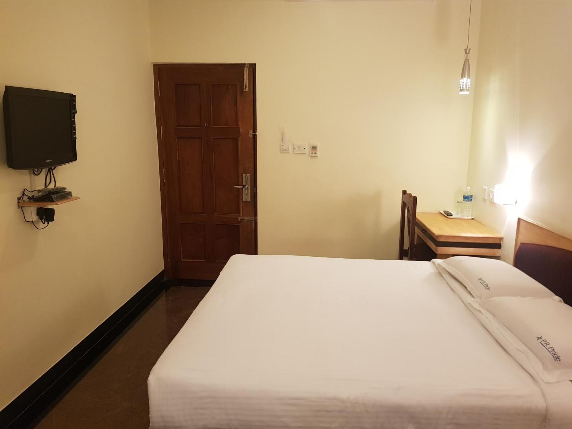 P R Pride Inn 蓬蒂切里 外观 照片